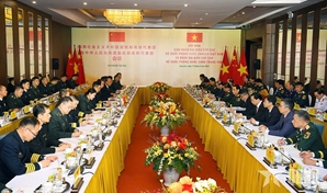 潘文江部长与董军部长举行会谈